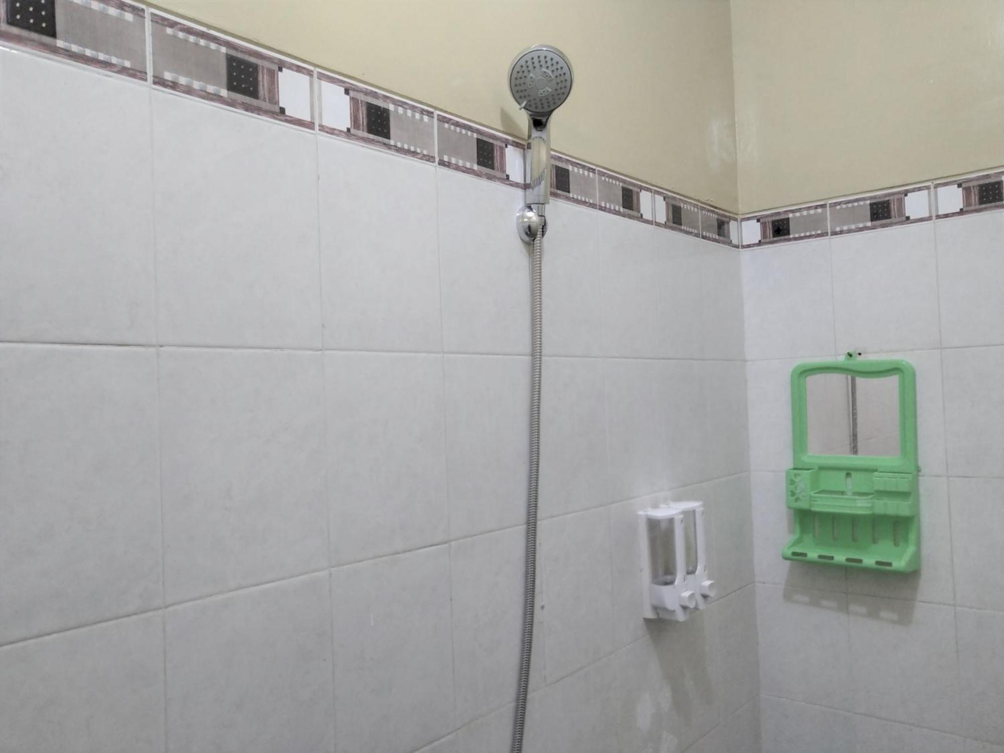 Hotel Pekalongan Syariah RedPartner Ruang foto