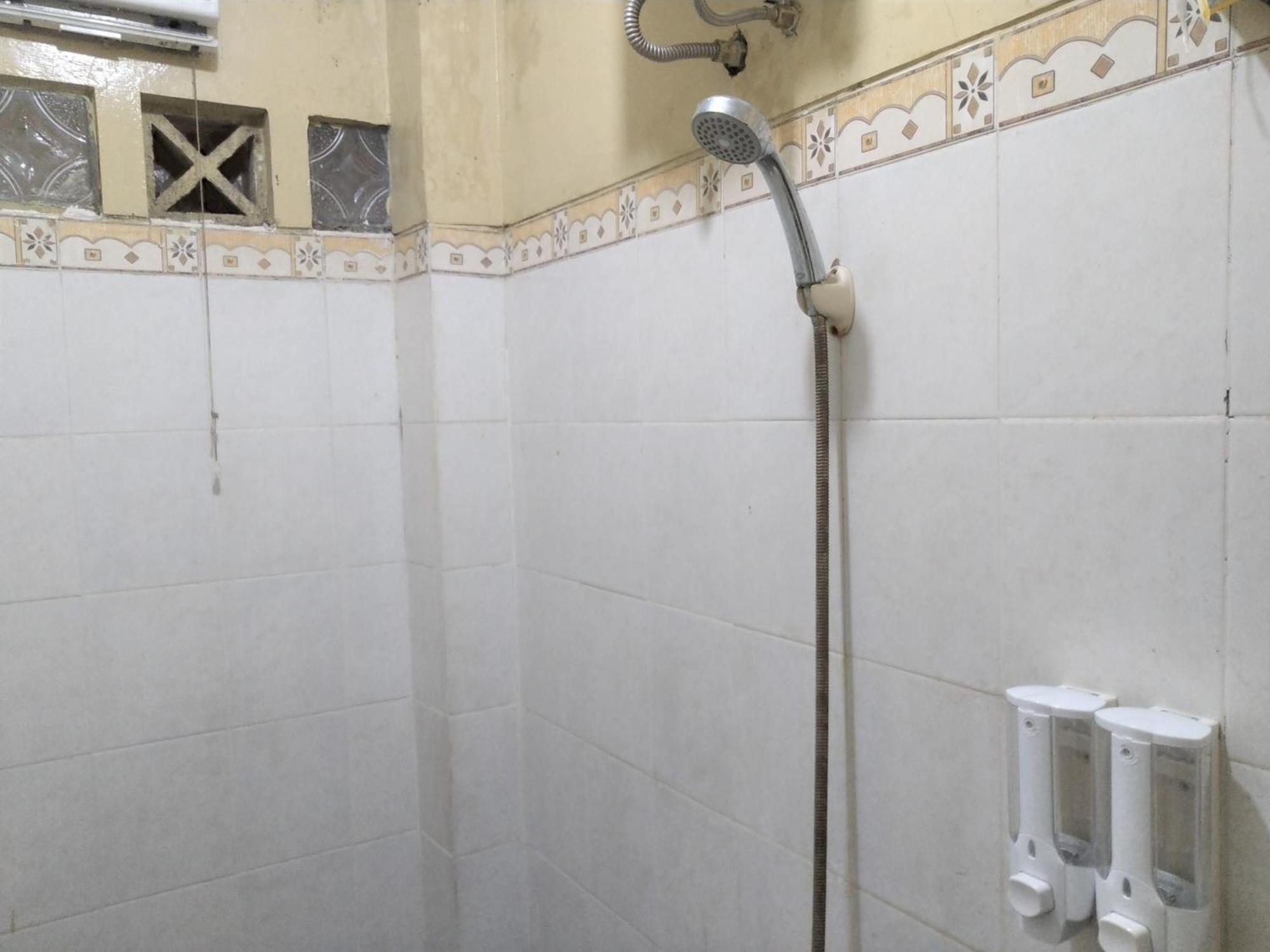 Hotel Pekalongan Syariah RedPartner Ruang foto