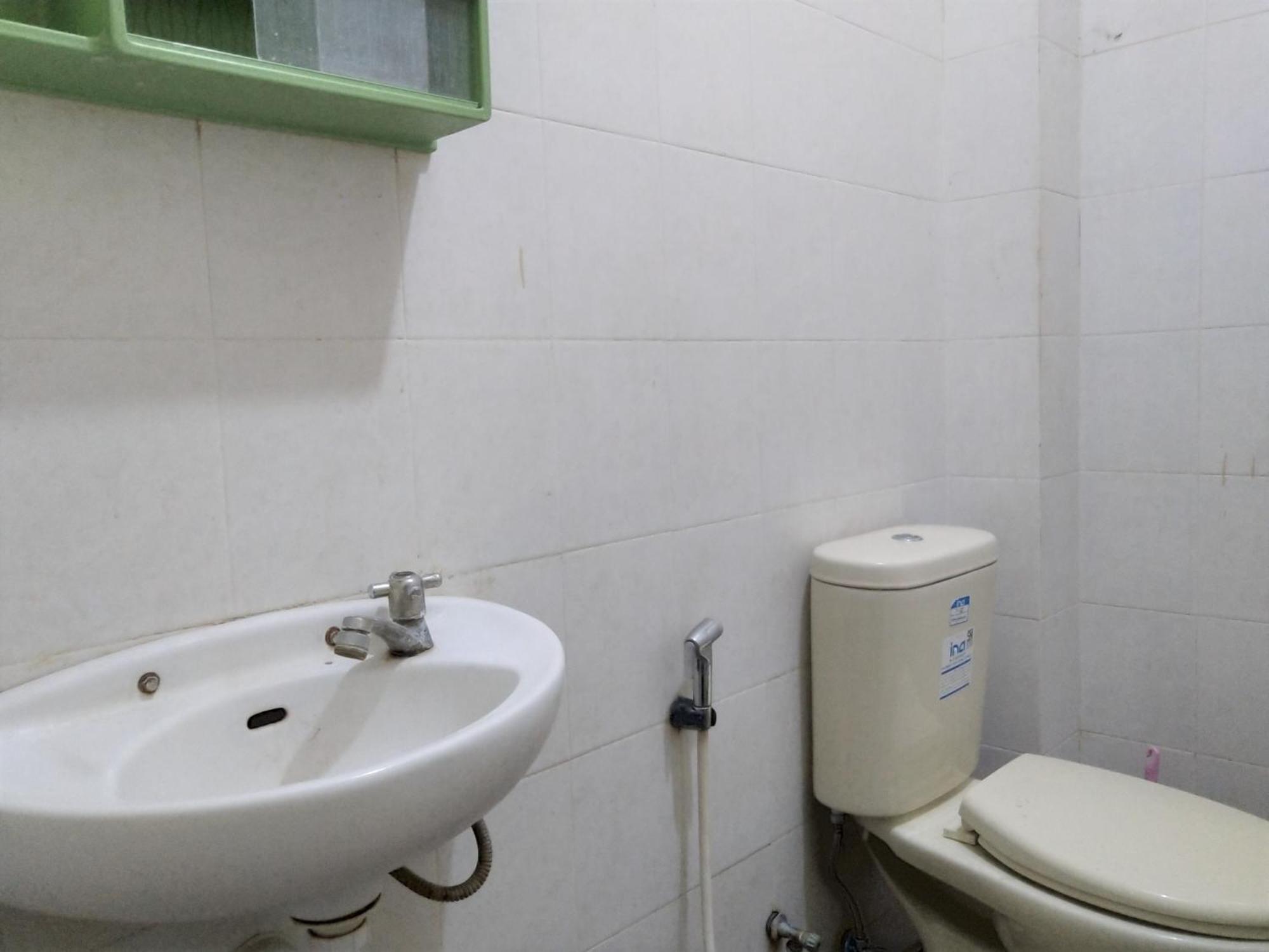 Hotel Pekalongan Syariah RedPartner Ruang foto